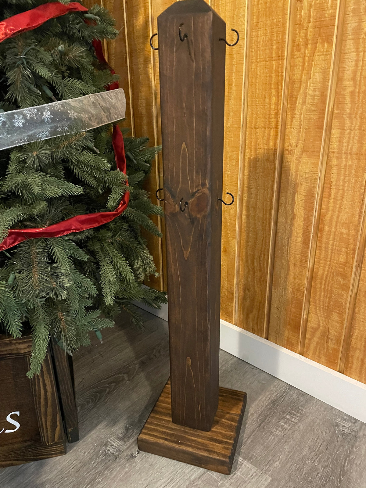 Support pour chaussettes de Noël en bois de style ferme avec crochets ; Support pour chaussettes de Noël avec crochets ; Support pour chaussettes de Noël ; Décoration de Noël rustique