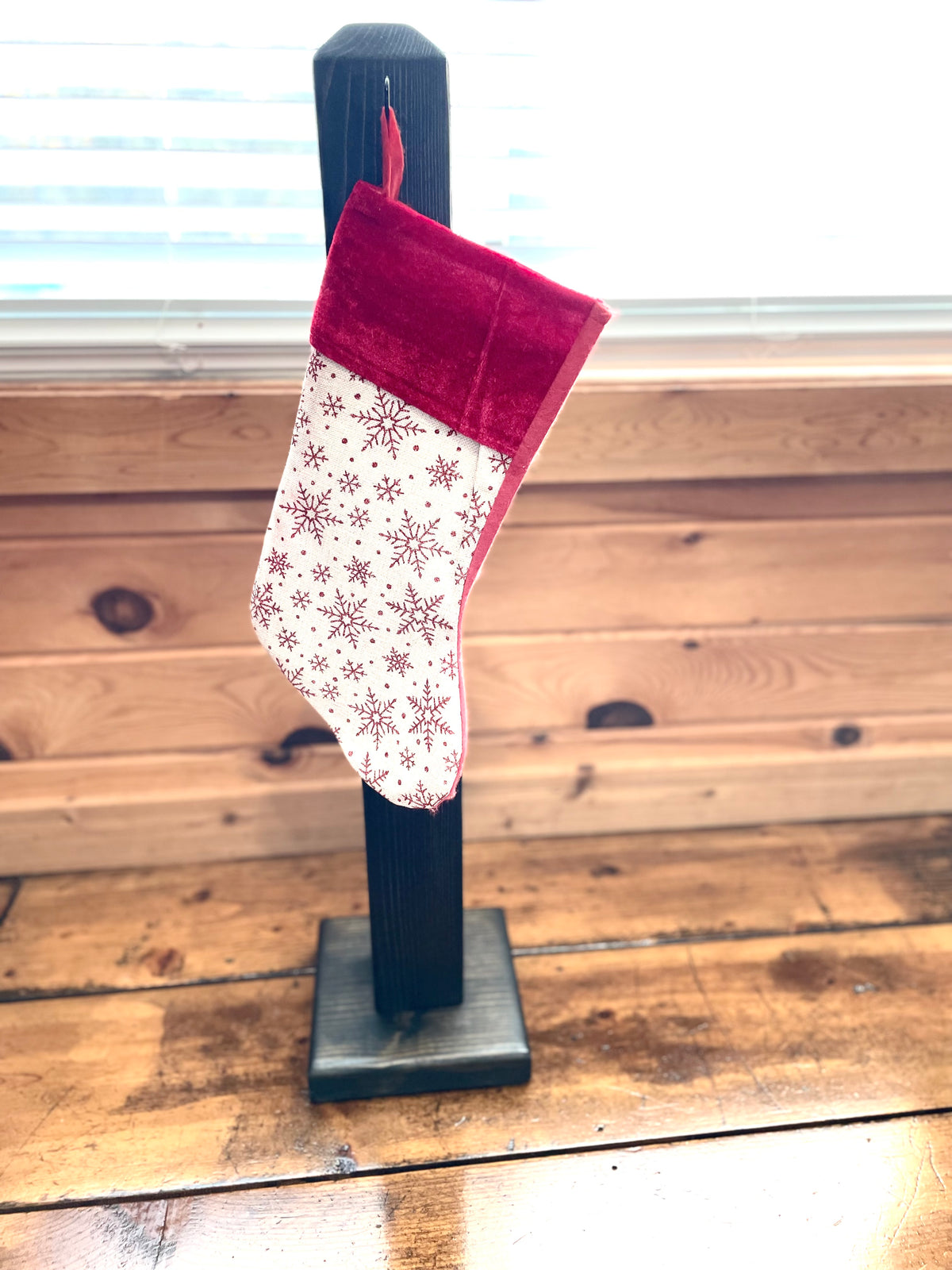 Support pour chaussettes de Noël en bois de style ferme avec crochets ; Support pour chaussettes de Noël avec crochets ; Support pour chaussettes de Noël ; Décoration de Noël rustique